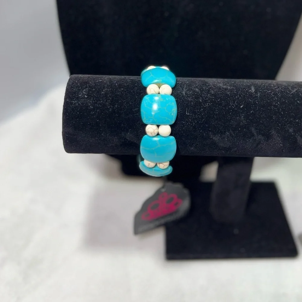 Paparazzi’s NWT Faux Turquoise and Cream Beaded Slip-On Band Bracelet